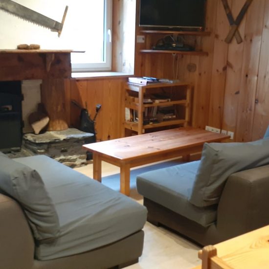 Salon avec cheminée Les Marmottes Viella chalet gîte Luz-Saint-Sauveur